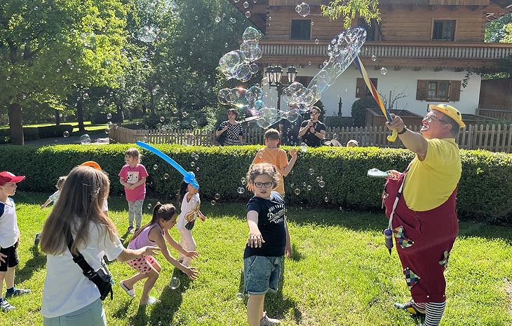 Seifenblasen für die Kinder mit Clown Firlefanz (©Foto: Martin Schmitz)